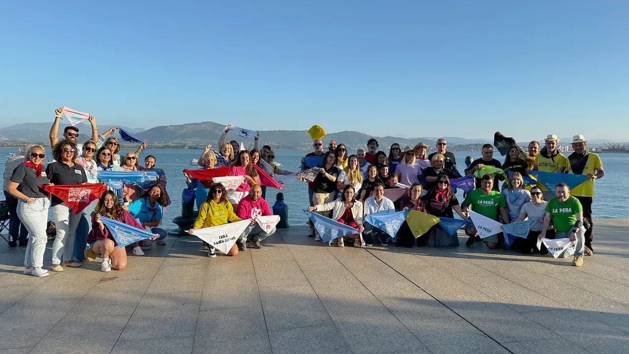 Foto de familia de las pe&ntilde;as de Santander organizadoras de las fiestas de la Semana Grande de la capital c&aacute;ntabra. / alerta