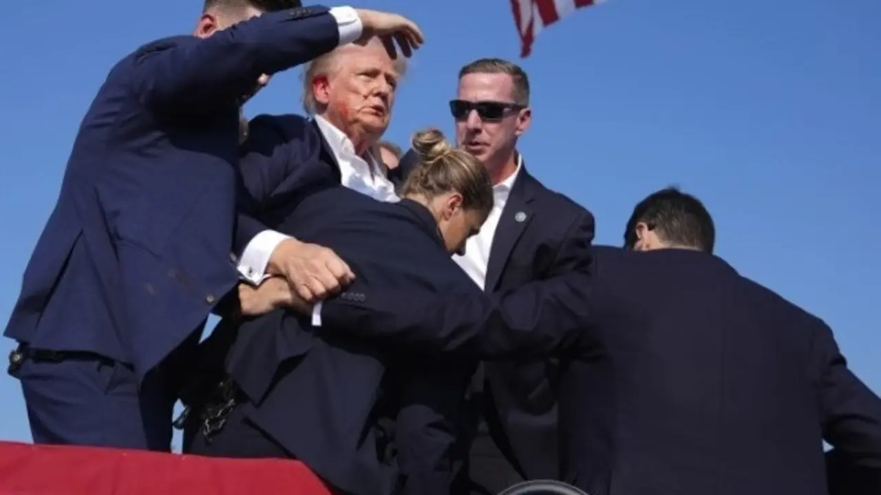 Momento en que el servicio secreto intenta proteger al expresidente estadounidense, Donald Trump. XIN HUA