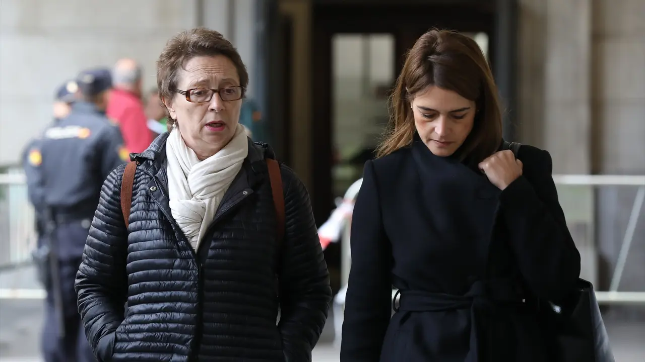 La ex consejera de Hacienda y Administraciones P&uacute;blicas de la Junta de Andaluc&iacute;a, Carmen Mart&iacute;nez Aguayo (d), llegando al juicio del caso ERE. Mar&iacute;a Jos&eacute; L&oacute;pez / Archivo