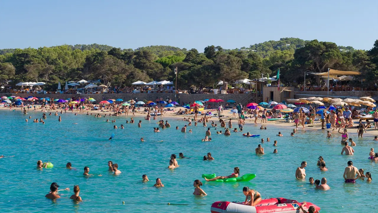 Ba&ntilde;istas disfrutan en la Cala Bassa. Germ&aacute;n Lama / Archivo