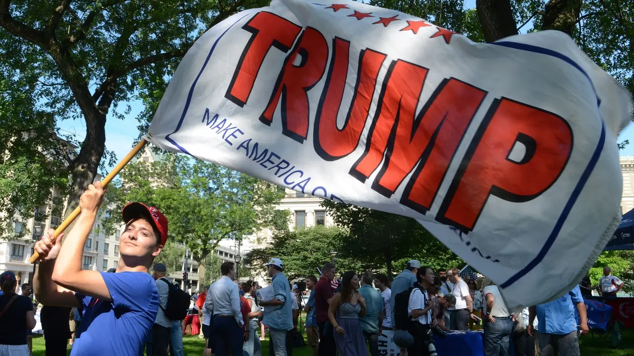 Varias personas esperan a Trump en la convenci&oacute;n republicana. Mark Hertzberg