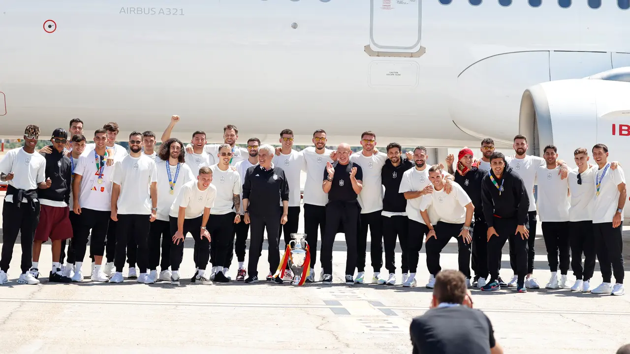 La Selecci&oacute;n Espa&ntilde;ola de F&uacute;tbol posa junto al seleccionador, Luis de la Fuente. / EP