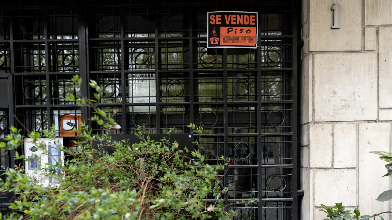 Vista de un cartel de 'Se vende' en un portal de un edificio. Eduardo Parra