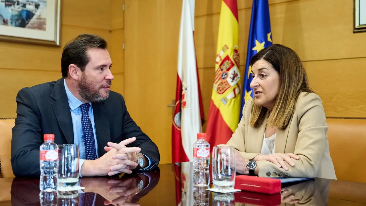 El ministro de Transportes, &Oacute;scar Puente, y la presidenta del Gobierno de Cantabria, Mar&iacute;a Jos&eacute; S&aacute;enz de Buruaga. / Juanma Serrano