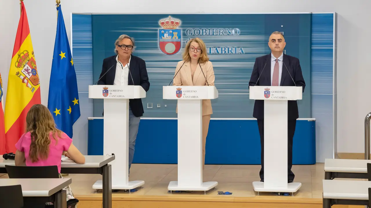Los consejeros de Fomento, Ordenaci&oacute;n del Territorio y Medio Ambiente, Roberto Media, y de Cultura, Turismo y Deporte, Eva Guillermina Fern&aacute;ndez, informan, en rueda de prensa, sobre el telef&eacute;rico mirador del Pas y otras inversiones en la comarca. / A.E.