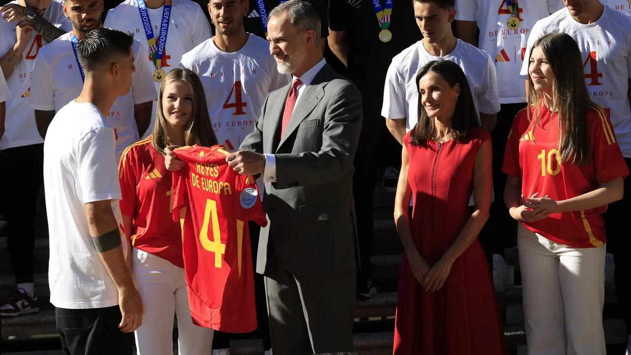 Los Reyes Felipe VI (2i) y Letizia (2d); la Princesa Leonor (1i), y la Infanta Sof&iacute;a (1d), reciben a la Selecci&oacute;n espa&ntilde;ola de F&uacute;tbol, en el Palacio de La Zarzuela. / Casa Real