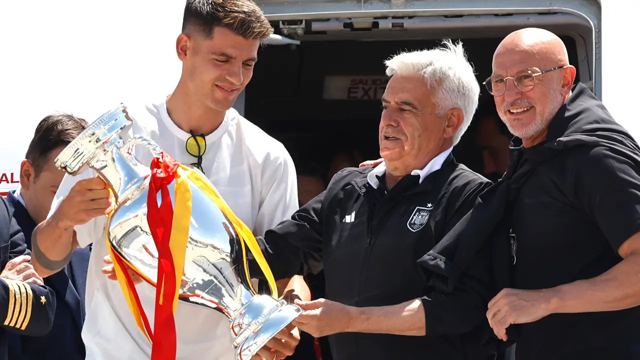 El presidente de la Real Federaci&oacute;n Espa&ntilde;ola de F&uacute;tbol, Pedro Rocha (d). / EP