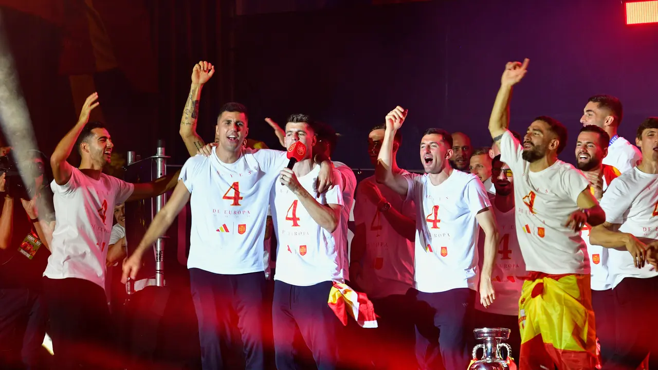 Rodrigo, &Aacute;lvaro Morata y Dani Carvajal durante la celebraci&oacute;n de la victoria en la Eurocopa. / EP