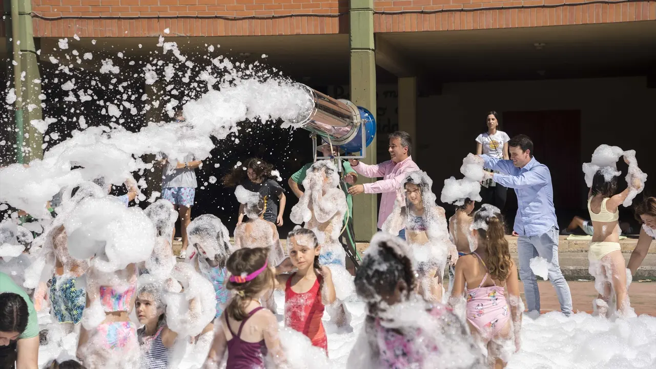 Los ni&ntilde;os disfrutando de actividades del programa 'Abierto x vacaciones'. / ALBERTO G. IBANEZ