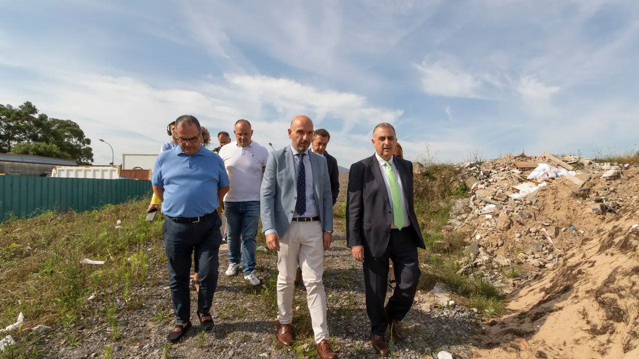El consejero de Fomento, Ordenaci&oacute;n del territorio y Medio Ambiente, Roberto Media, visita el nuevo punto limpio de Laredo. / Alerta