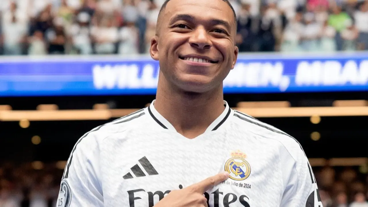El futbolista del Real Madrid, Kylian Mbapp&eacute;, durante la presentaci&oacute;n en el Bernab&eacute;u. / Real Madrid