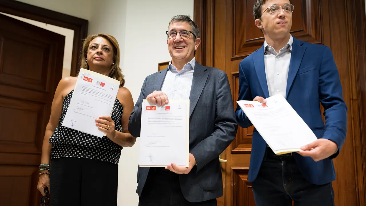 La diputada de Coalici&oacute;n Canaria Cristina Valido; el portavoz del PSOE en el Congreso, Patxi L&oacute;pez y el diputado de Sumar I&ntilde;igo Errej&oacute;n. / EP