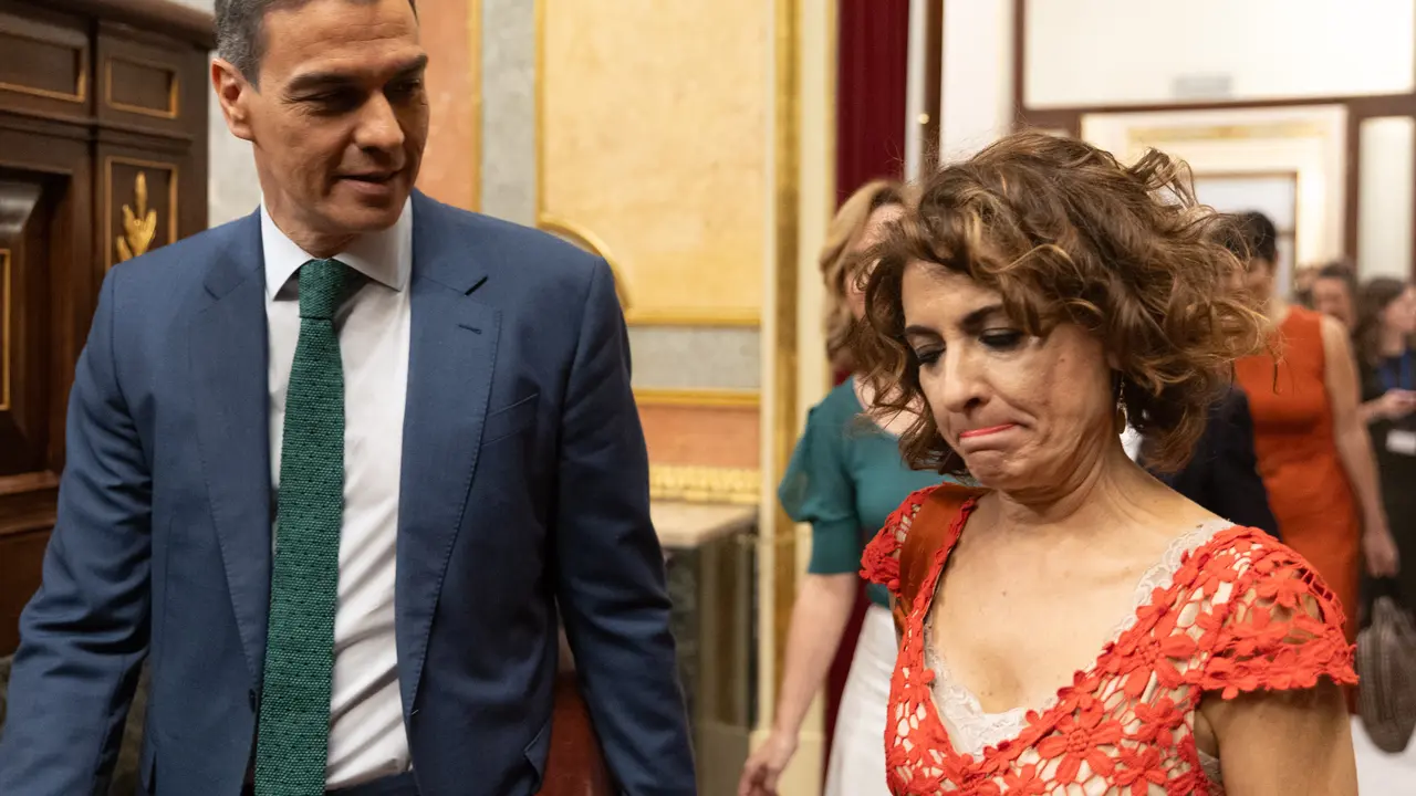 El presidente del Gobierno, Pedro S&aacute;nchez, y la vicepresidenta primera y ministra de Hacienda, Mar&iacute;a Jes&uacute;s Montero. / EP