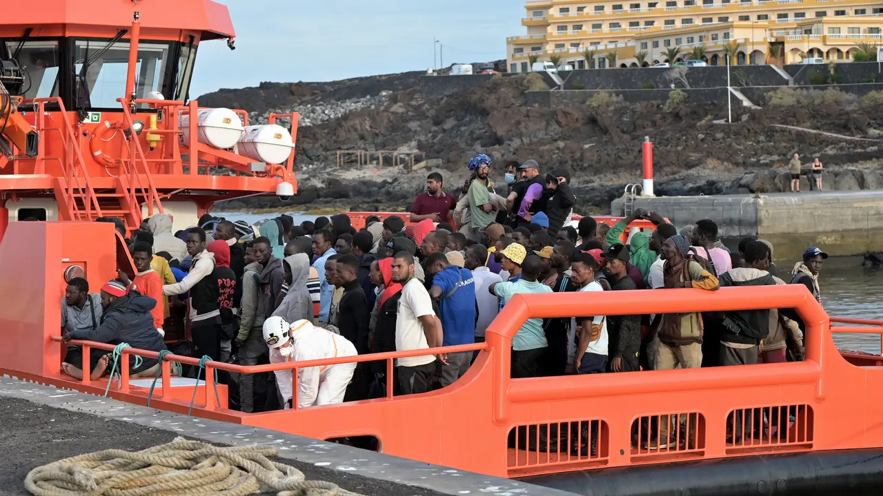 Una embarcaci&oacute;n de Salvamento Mar&iacute;timo con personas que llegaron en una patera a Canarias. / EP