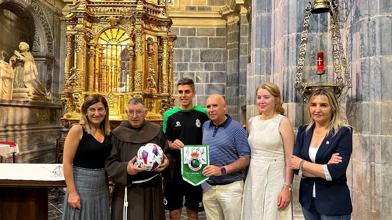 Intercambio de obsequios por parte del Racing al Prior de Santo Toribio con la presencia de la Pdta de Cantabria M&ordf; Jos&eacute; S&aacute;enz de Buruaga, Eva Guillermina Fern&aacute;ndez, Consejera de Turismo, Cultura y Deporte y Pilar G&oacute;mez Bahamonde, Directora de la FCL. / Red X