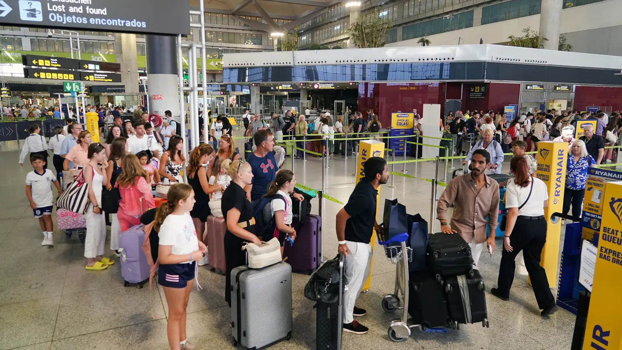 Cientos de personas se vieron afectadas en los aeropuertos por el fallo de Microsoft. /  &Aacute;lex Zea