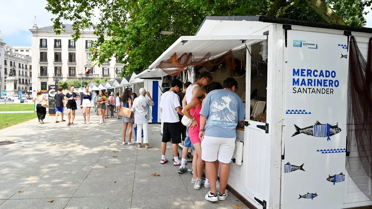 El mercado marinero en la plaza Alfonso XIII. / Alerta
