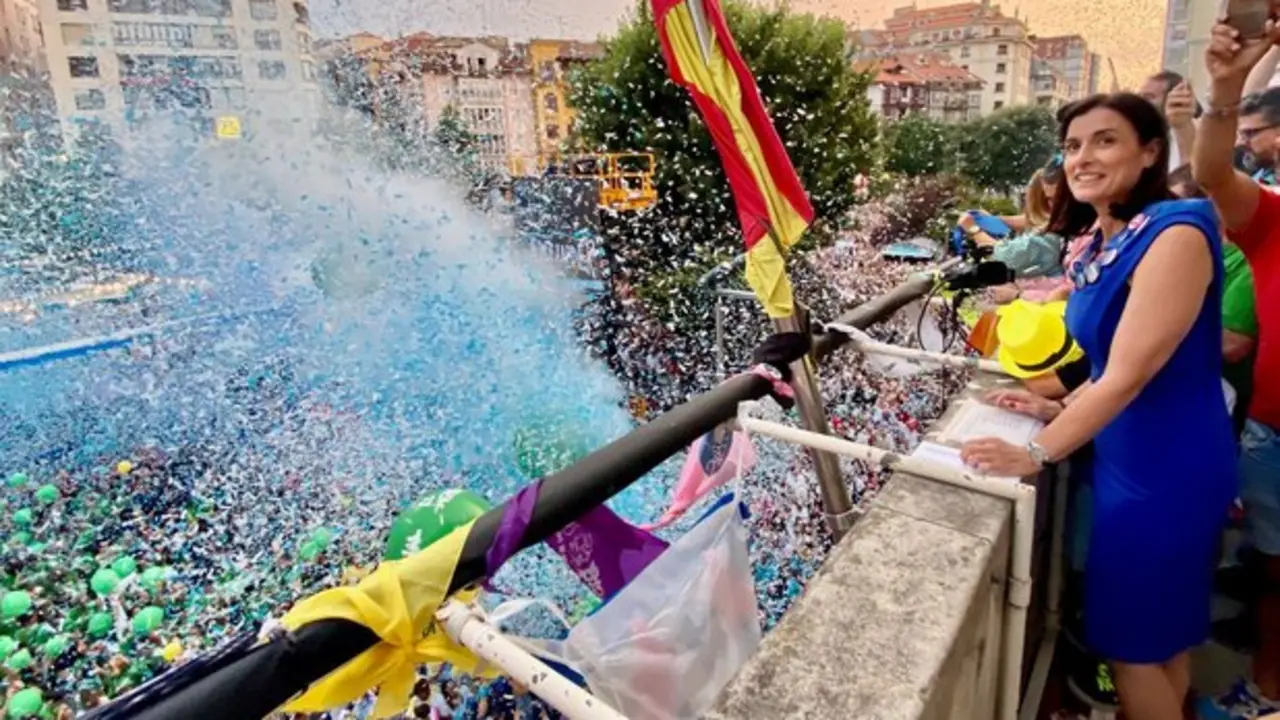 Gema Igual durante el chupinazo que da inicio a las fiestas de en otra edici&oacute;n. / A.E.