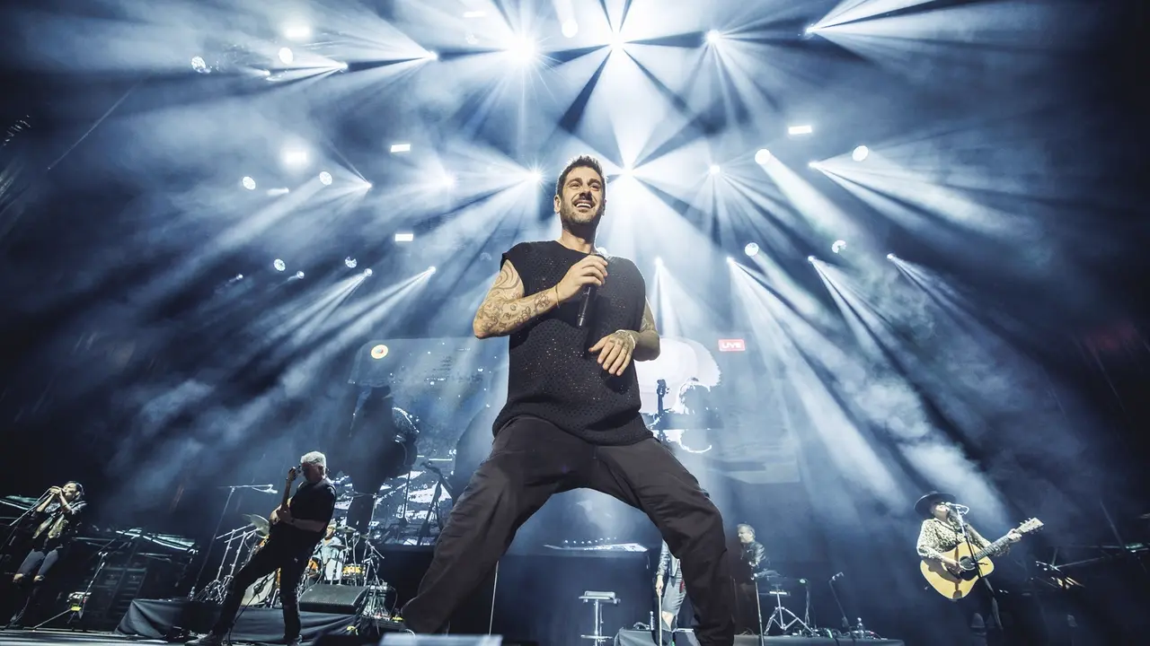Melendi durante una actuaci&oacute;n. / RIFF PRODUCCIONES