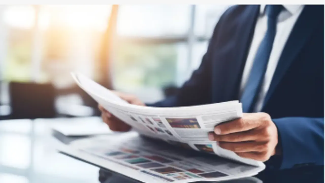 Una persona leyendo las noticias en un peri&oacute;dico. / A.S.