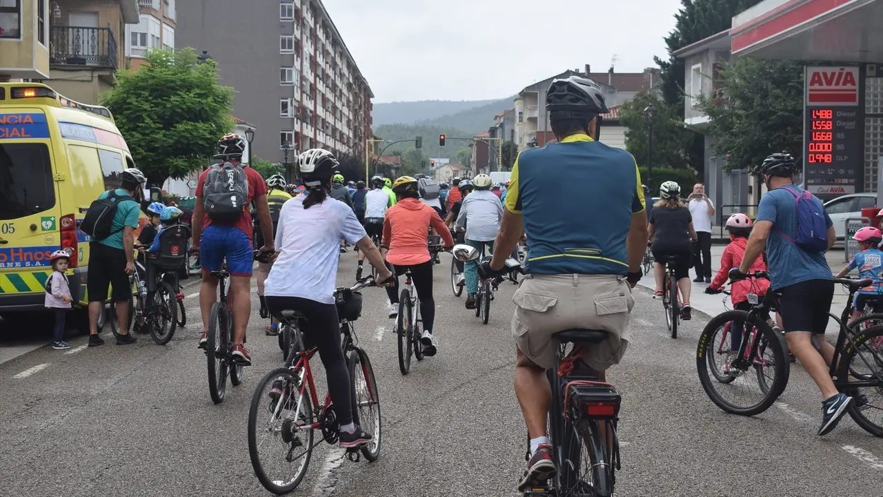Varias personas en bicicleta. Alerta / Archivo