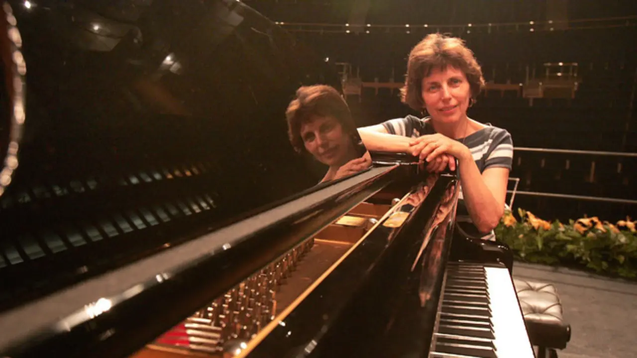 La profesora de piano M&aacute;rta Guly&aacute;s recibe  la Medalla de Honor de la Fundaci&oacute;n Alb&eacute;niz. / EMA