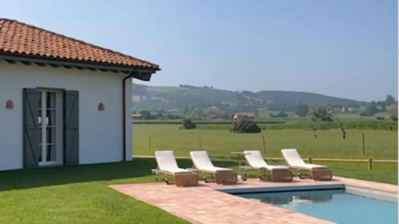 Exterior de la casa de Mar&iacute;a Pombo y Pablo Castellano en Cantabria. / Instagram