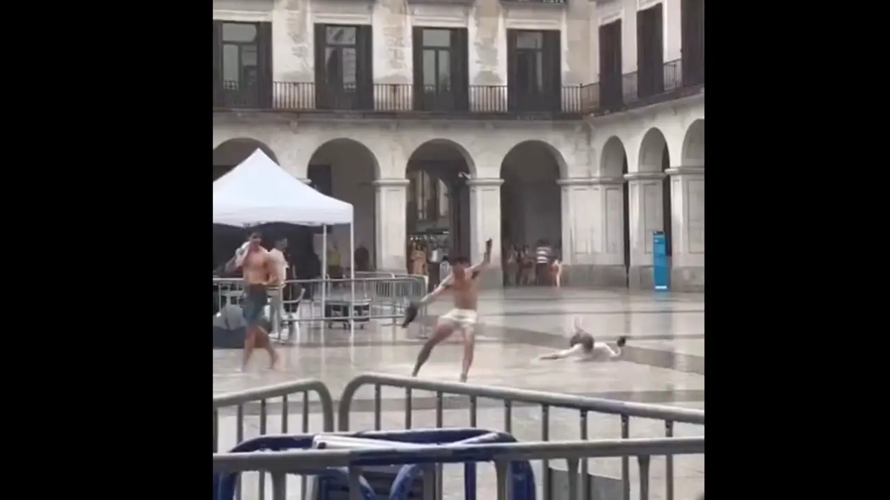 Captura de pantalla del v&iacute;deo donde se ve a estos j&oacute;venes sin complejos disfrutando del aguacero. / POSTUREO C&Aacute;NTABRO