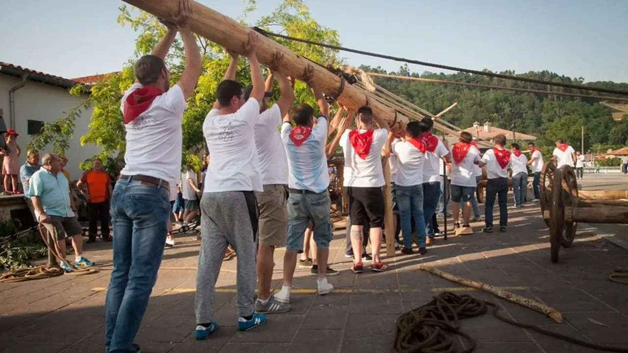 La Maya aguarda en la plaza de Santiago Ap&oacute;stol de Sili&oacute;, lista para que el mi&eacute;rcoles los j&oacute;venes del pueblo la 'pinen' con esfuerzo.