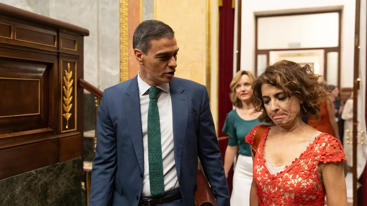 El presidente del Gobierno, Pedro S&aacute;nchez, y la vicepresidenta primera y ministra de Hacienda, Mar&iacute;a Jes&uacute;s Montero. Eduardo Parra