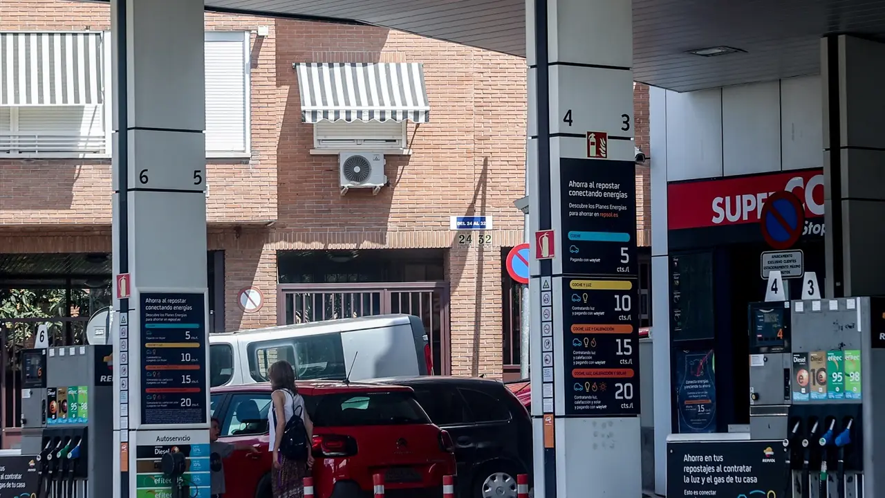Vista de una gasolinera y al fondo un aire acondicionado en un piso. Ricardo Rubio