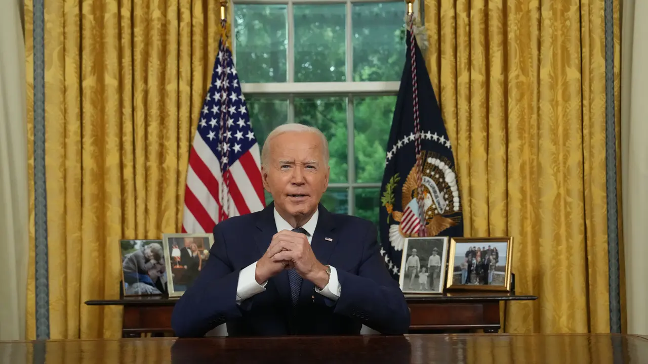 El Presidente de los Estados Unidos, Joe Biden, se dirige a la naci&oacute;n desde la Oficina Oval de la Casa Blanca en Washington, DC. / Erin Schaff