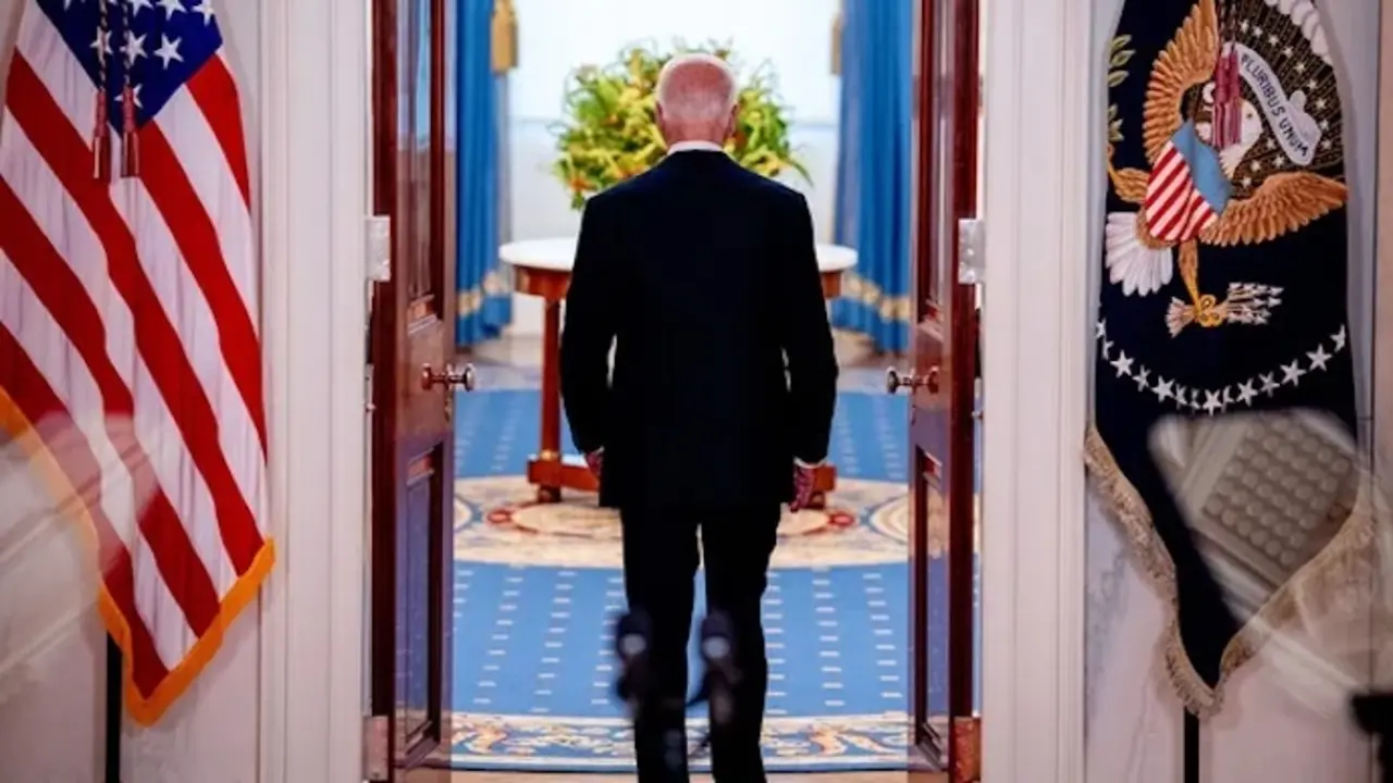 El presidente Biden anunci&oacute; el domingo que suspender&aacute; su campa&ntilde;a de reelecci&oacute;n de 2024 en medio de la creciente presi&oacute;n de sus colegas dem&oacute;cratas en el Capitolio, los principales donantes y las estrellas de Hollywood despu&eacute;s de una desastrosa actuaci&oacute;n en el debate del mes pasado.