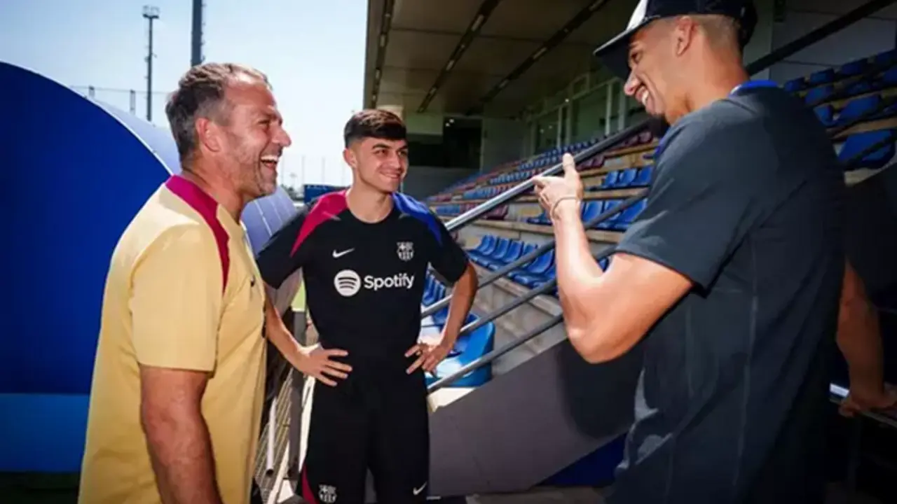 El entrenador del FC Barcelona, Hansi Flick, charla con sus jugadores Pedri y Ronald Araujo en la Ciutat Esportiva Joan Gamper. /Germ&aacute;n Parga