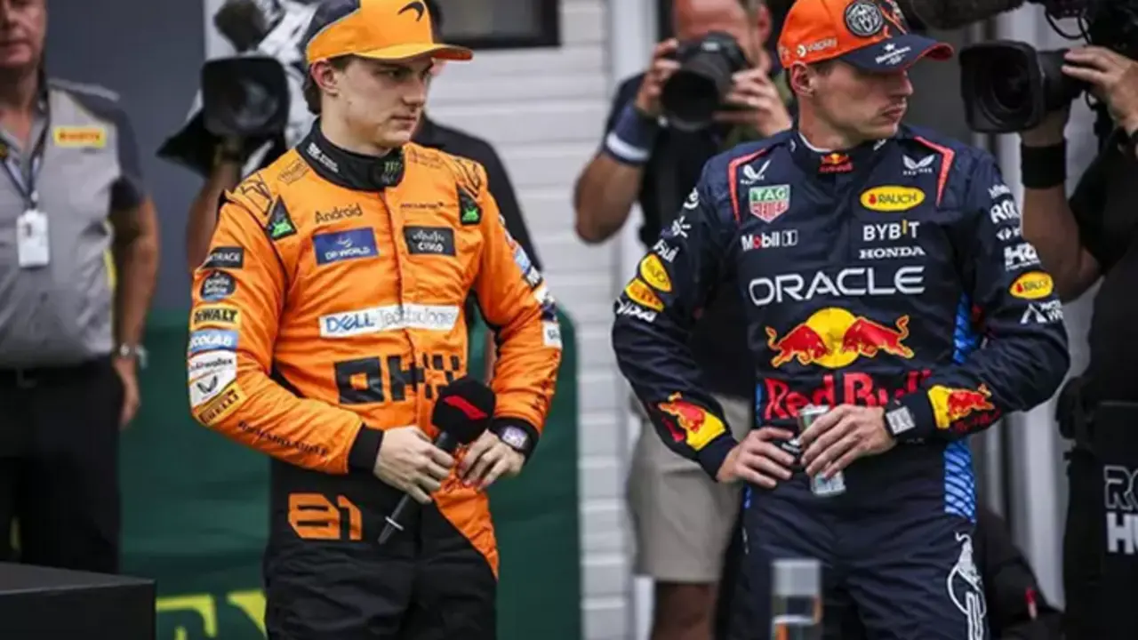 El piloto australiano de F1 Oscar Piastri (McLaren) y el neerland&eacute;s Max Verstappen (Red Bull), en el GP de Hungr&iacute;a 2024. / AFP7
