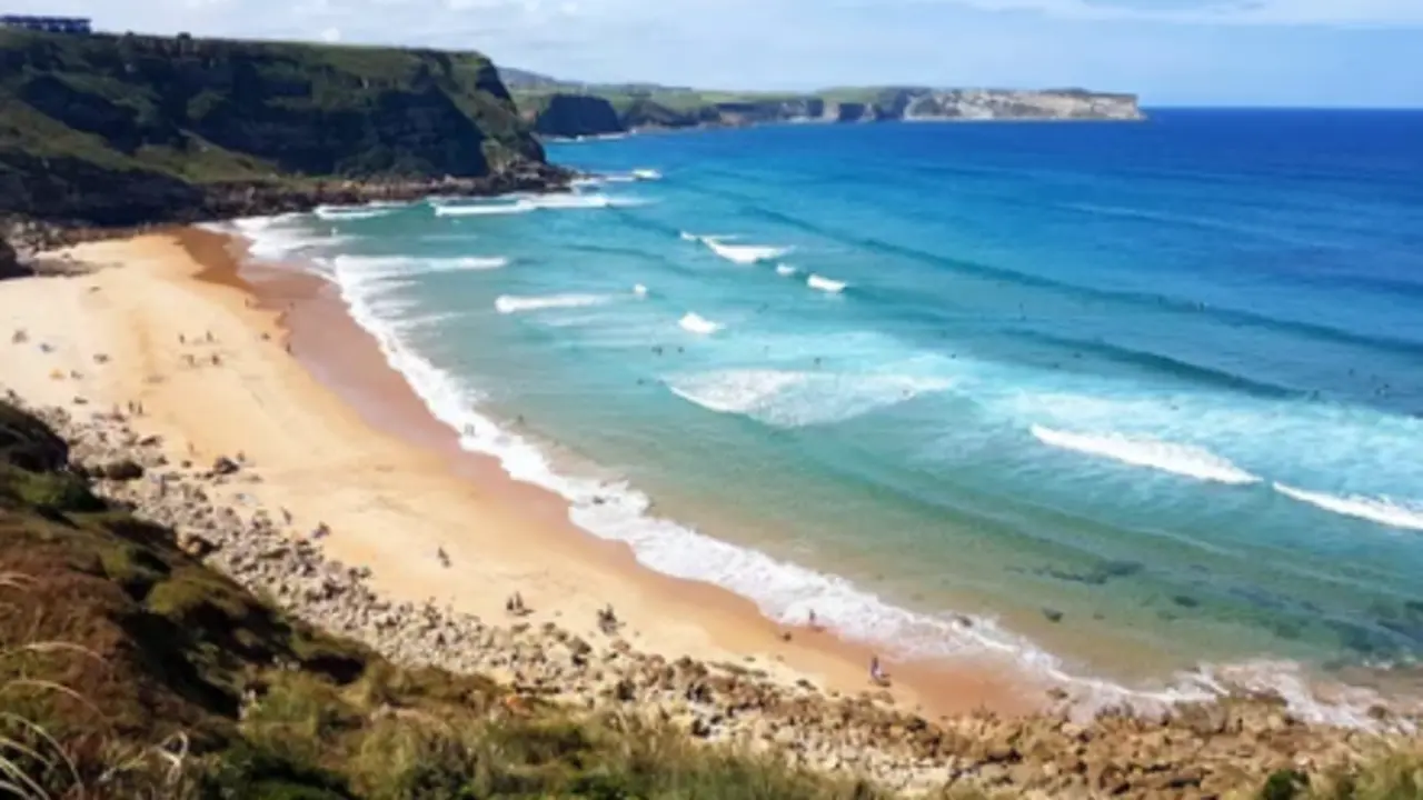 La playa de Los Locos es ideal para surfistas. / A.S.