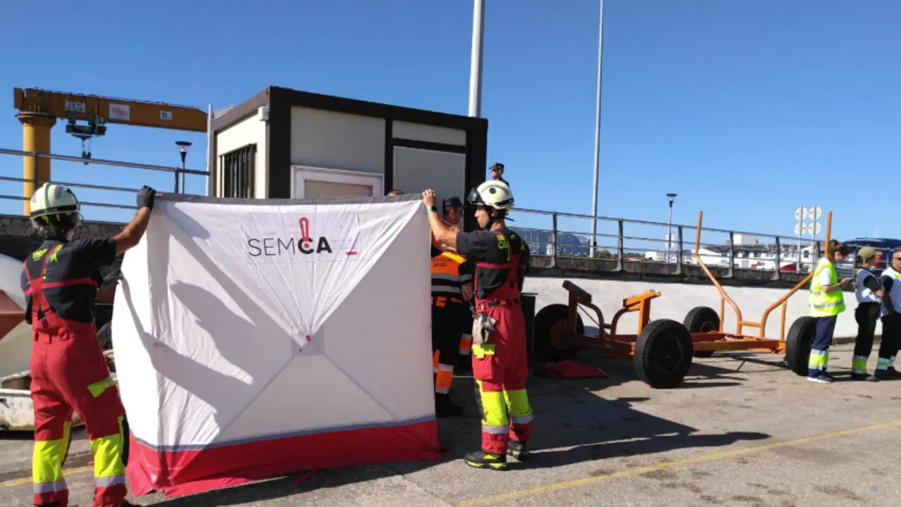 Bomberos del parque de Laredo han colaborado esta tarde en el rescate del cuerpo sin vida de una persona que aparece flotando en el agua en Colindres. / 112 Cantabria