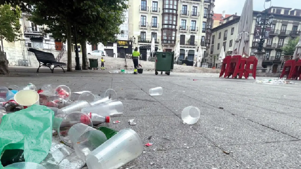Vasos de pl&aacute;stico de un solo uso, siendo recogidos por el servicio de limpieza, durante la ma&ntilde;ana del pasado s&aacute;bado 20 de julio, en la plaza de Ca&ntilde;ad&iacute;o, en Santander. / ALERTA