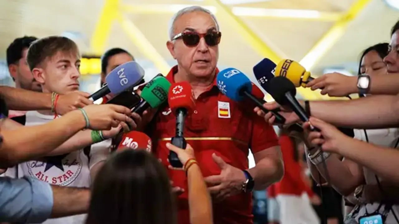 El presidente del Comit&eacute; Ol&iacute;mpico Espa&ntilde;ol, Alejandro Blanco, atiende a los medios. / AFP7