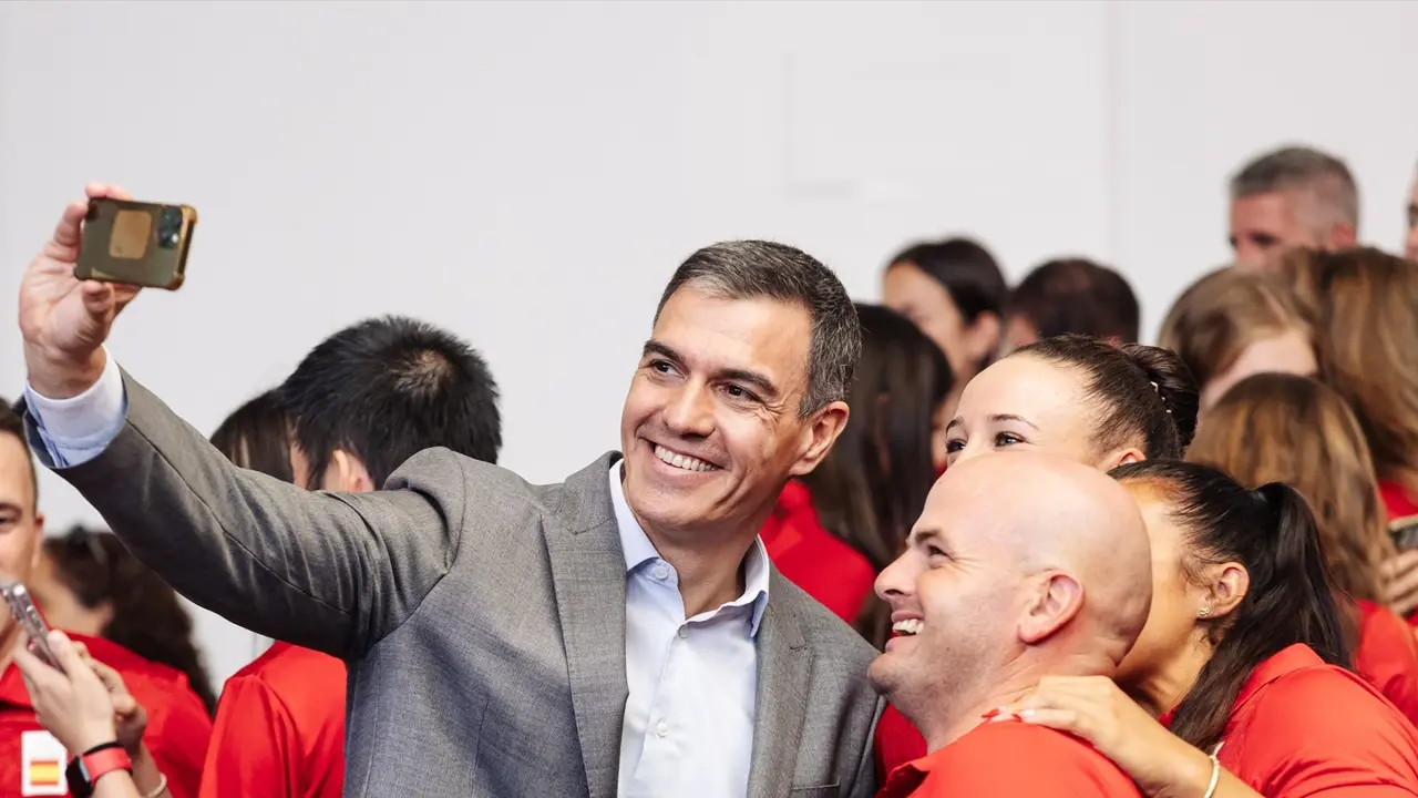 El presidente del Gobierno, Pedro S&aacute;nchez (c), se hace una foto tras el acto en el que recibe a los equipos participantes en los Juegos Ol&iacute;mpicos y Paral&iacute;mpicos de Par&iacute;s 2024. Carlos Luj&aacute;n