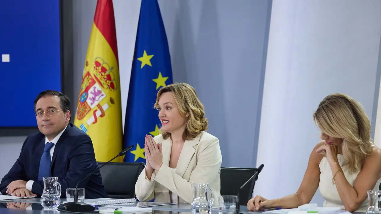 (I-D) El ministro de Asuntos Exteriores, Uni&oacute;n Europea y Cooperaci&oacute;n, Jos&eacute; Manuel Albares; la ministra portavoz, Pilar Alegr&iacute;a, y la vicepresidenta segunda y ministra de Trabajo y Econom&iacute;a Social, Yolanda D&iacute;az. Jes&uacute;s Hell&iacute;n