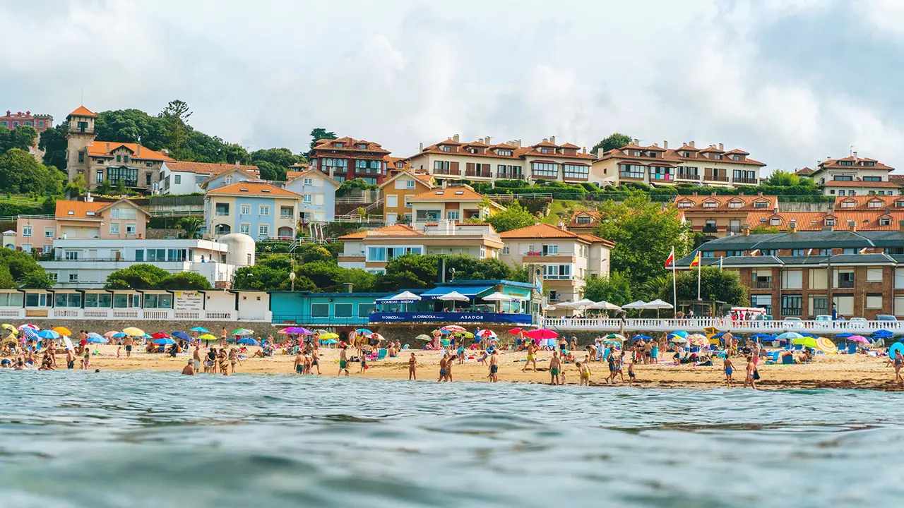 Playa de Comillas en verano. / A.E