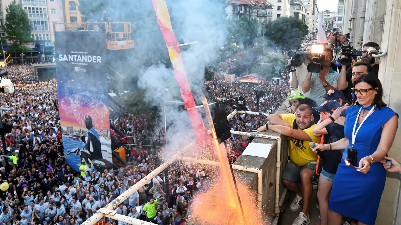 La alcaldesa durante el chupinazo. / EP