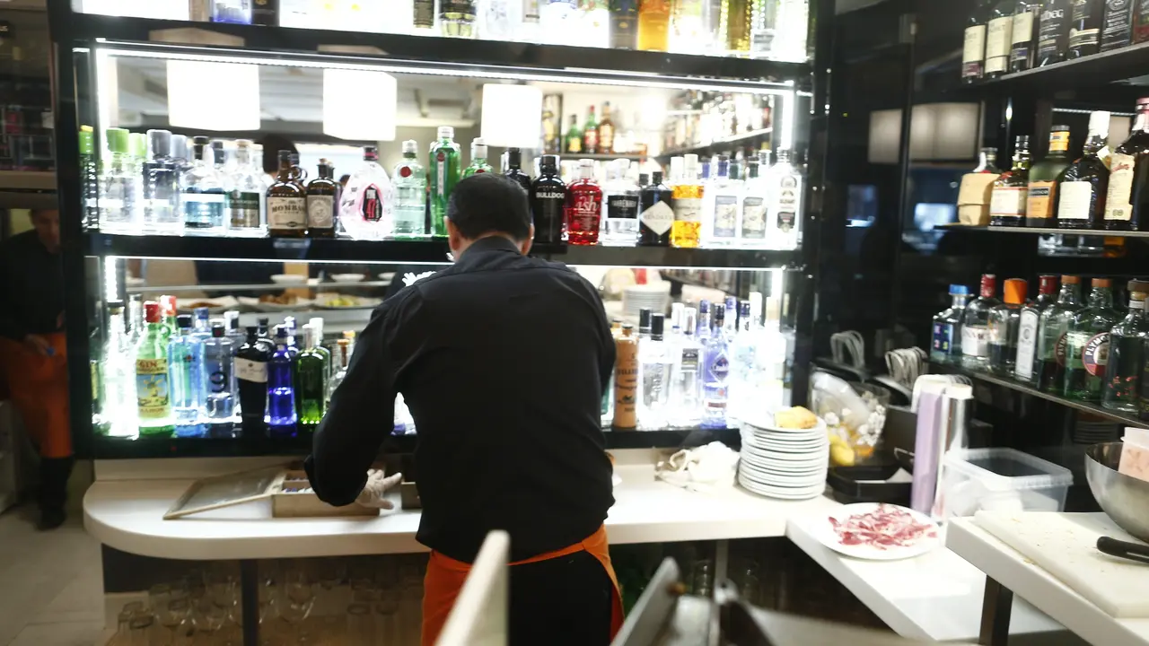 Un camarero tras la barra de un bar. / E.P.