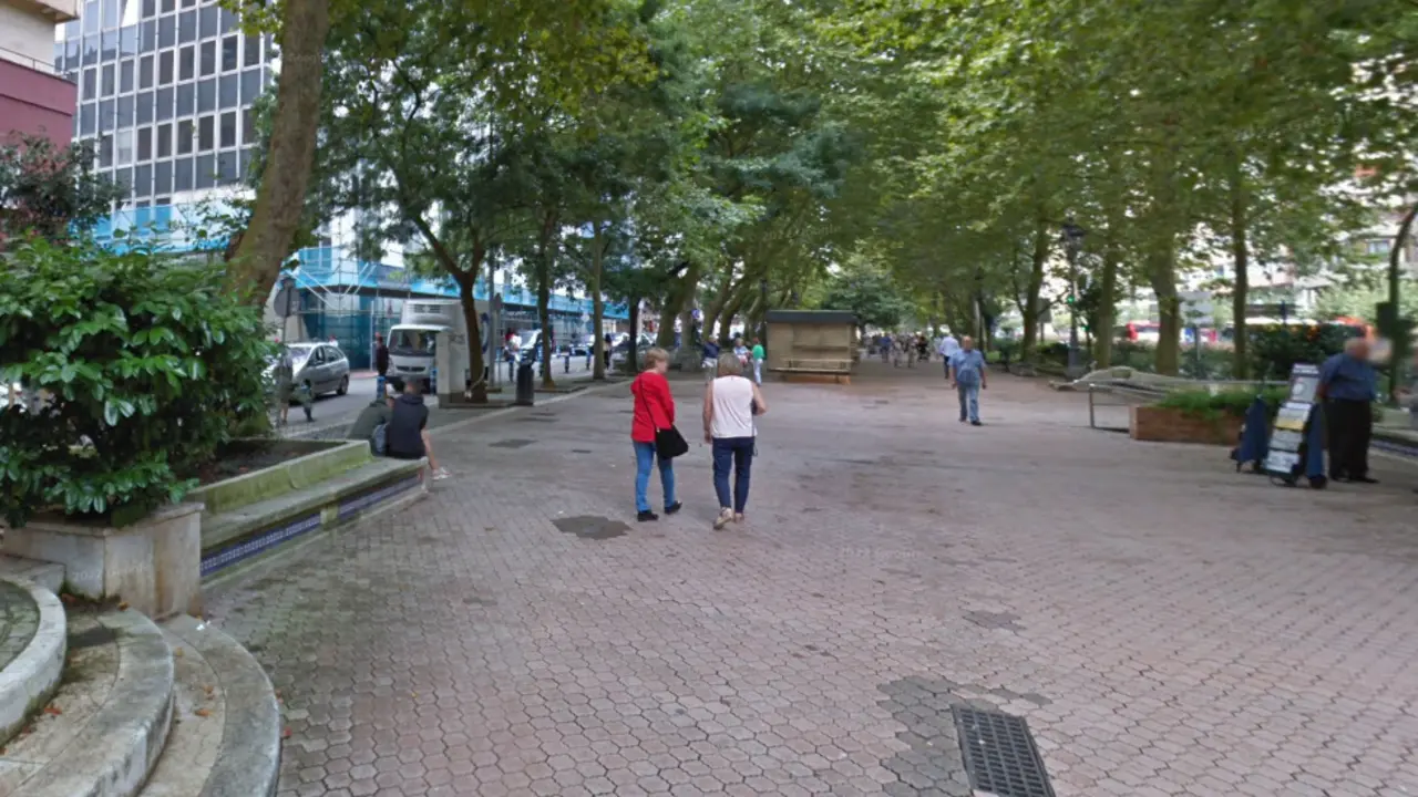 Varias personas caminan por La Alameda, en Santander. / Alerta