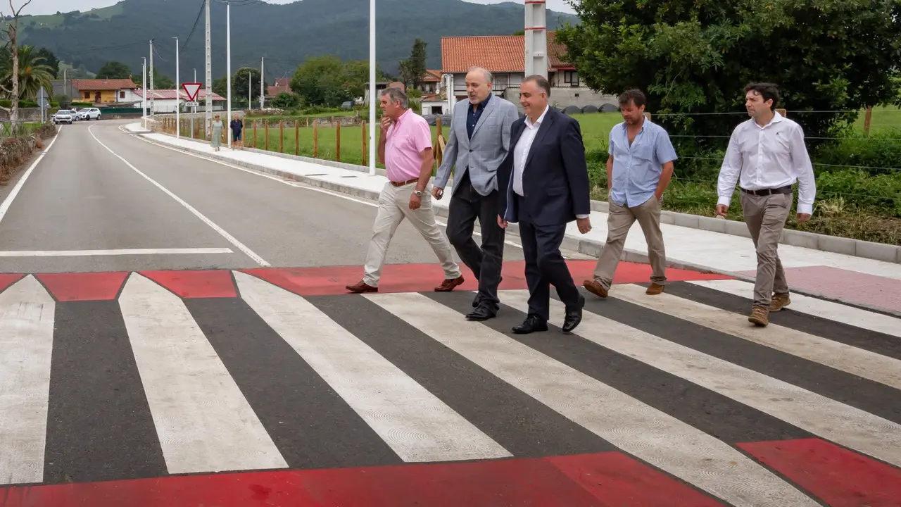 El consejero Roberto Media  visita las obras ya finalizadas del acceso peatonal iluminado. Alerta