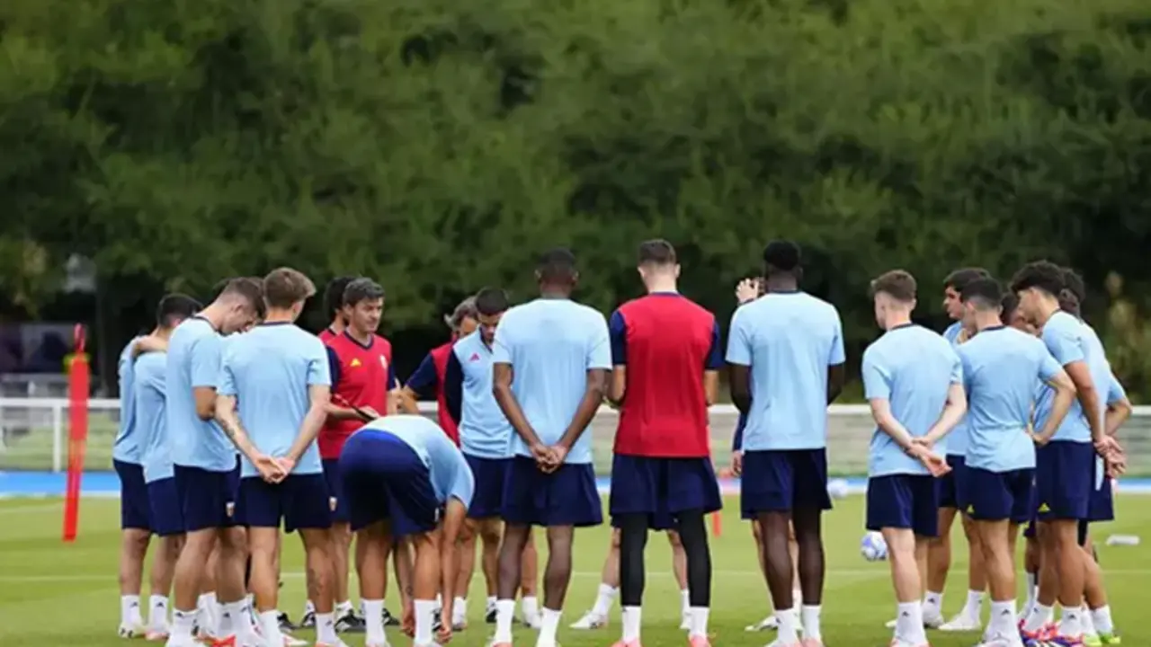 Los jugadores de la selecci&oacute;n espa&ntilde;ola ol&iacute;mpica masculina de f&uacute;tbol durante un entrenamiento en Par&iacute;s. / RFEF