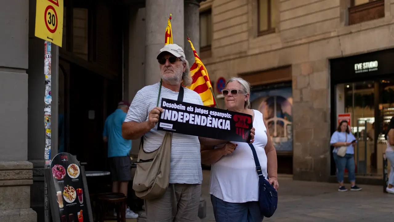 Dos personas durante una manifestaci&oacute;n para pedir la aplicaci&oacute;n de la amnist&iacute;a. / EP