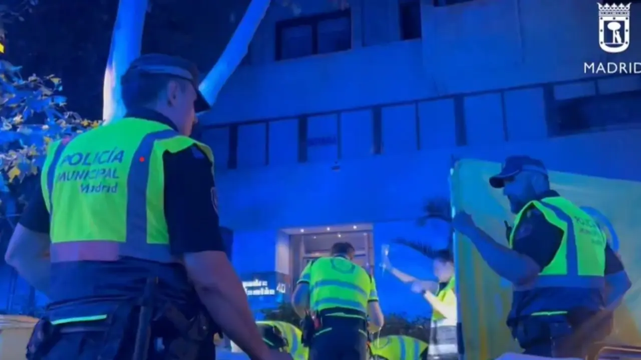 Las autoridades y los servicios de emergencia atend&iacute;an al herido. / Emergencias Madrid