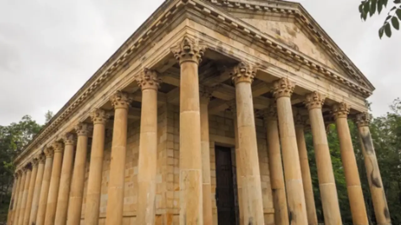 En la peque&ntilde;a localidad de Las Fraguas, Cantabria, se encuentra una joya arquitect&oacute;nica que evoca la grandeza de la Grecia Antigua. / A.S.